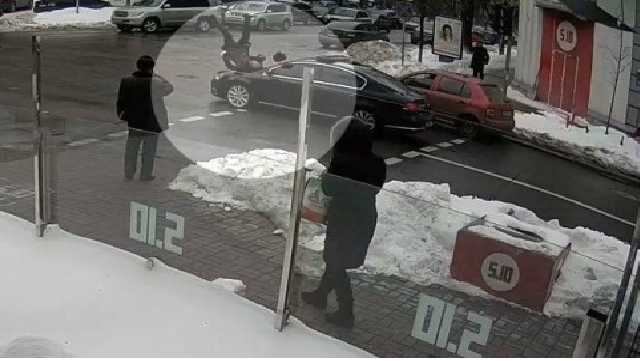 "Порошенко организовал флешмоб #придави". Соцсети о кортеже, сбившем пенсионера