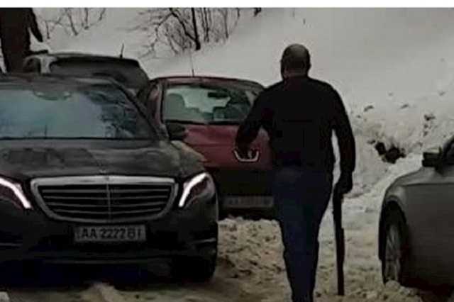 "Рембо жив": в Киеве мужчина угрожал водителю ружьем