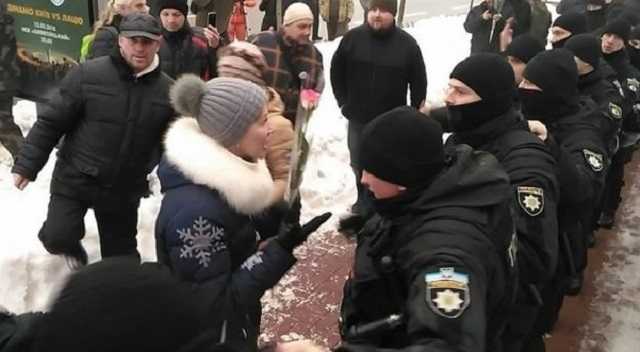 В центре Киева протестующие прорвались к памятнику Шевченко