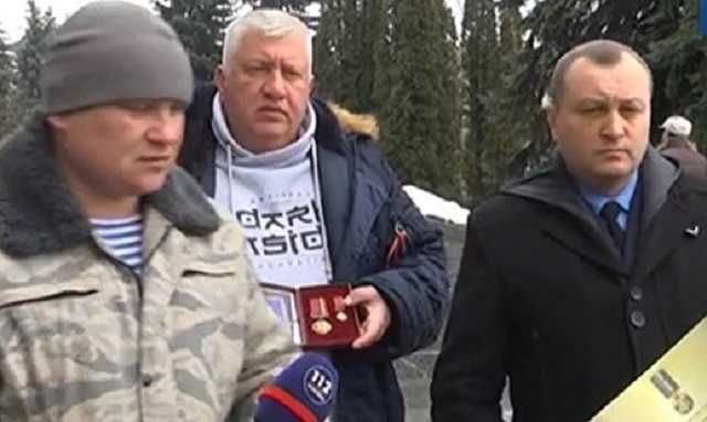 Волонтеры и добровольцы Тернополя вернули Порошенко свои награды в знак протеста