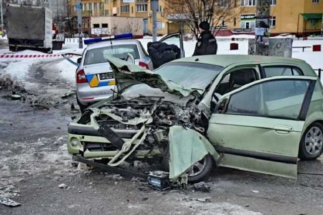 В Киеве пьяный мужчина протаранил автомобиль полиции охраны, правоохранители - в реанимации