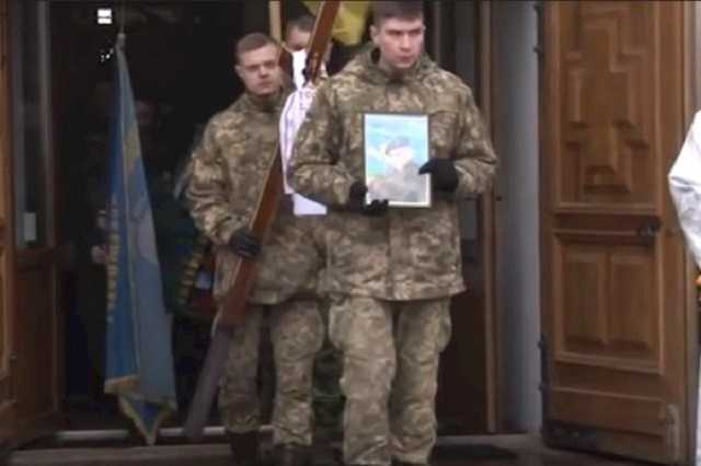 В Полтаве с почестями похоронили молодого бойца АТО: появилось видео