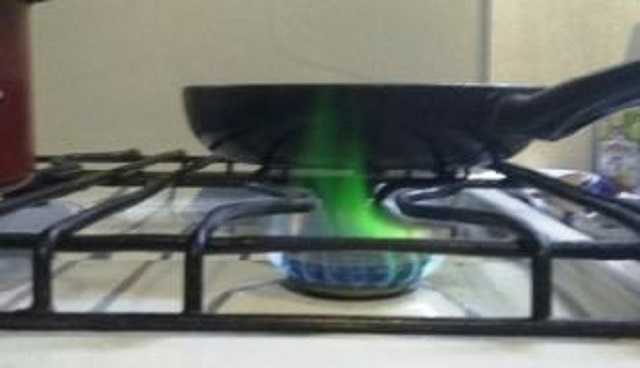 «Раньше такого не было»: у жителей Донецка газ горит зеленым пламенем