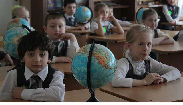 При зачислении ребенка в школу прописка будет давать преимущества, — Минобразования