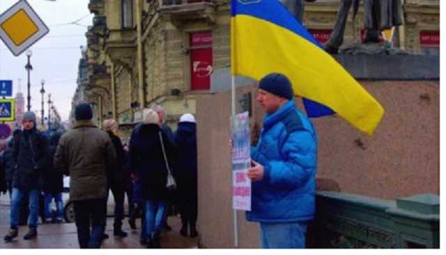 В России напали на активиста с украинским флагом