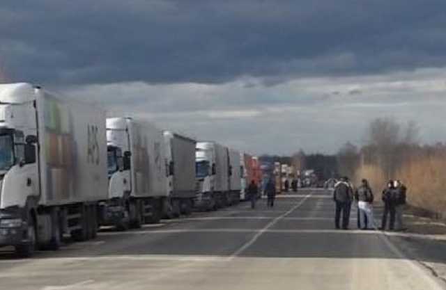 По Тернопольщине на бешеной скорости промчалась колонна из 50 российских фур