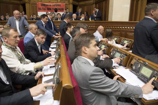 Рада отложила законопроект, отменяющий скандальную «правку Лозового»