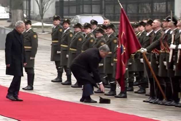 Сергей Лещенко: “В следующей серии Порошенко переведет пенсионерку через дорогу”