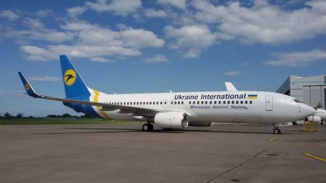 По тревоге подняли пожарных: В Борисполе самолет МАУ совершил аварийную посадку