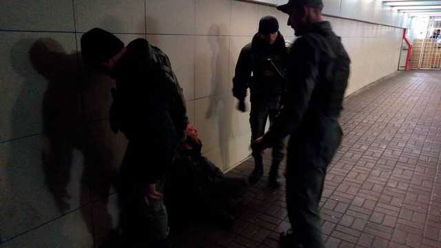 В Киеве возле станции НАУ мужчина напал с ножом на девушку с ребенком