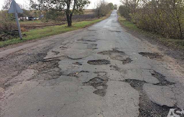 Гройсман заявил, что дороги в Украине отремонтируют через пять лет