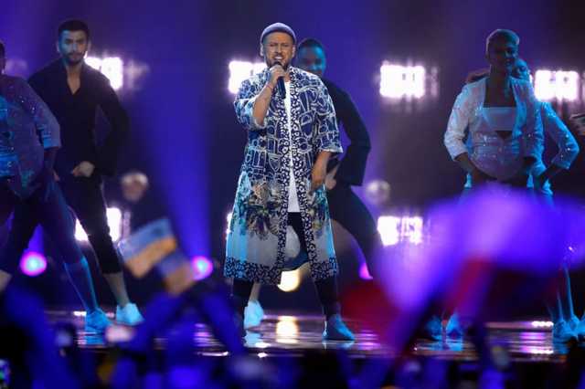 Монатик во время концерта упал на сцене