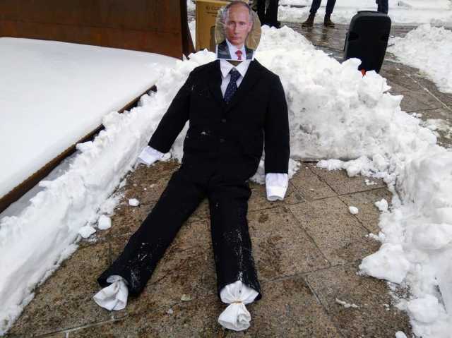 На Майдане сожгли чучело Путина