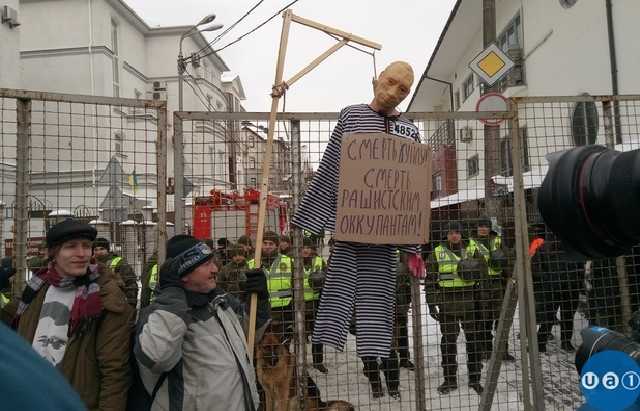 В Киеве консульство РФ забросали яйцами