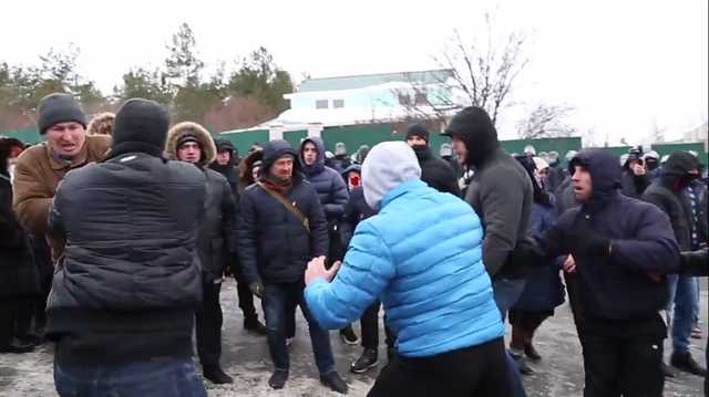 Во время пикета у дома Порошенко титушки напали на протестующих. Полиция бездействовала