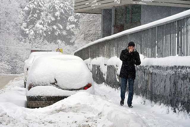 "Зато у нас первых будет гиперлуп". Сеть обсуждает фото снежного коллапса в Днепре