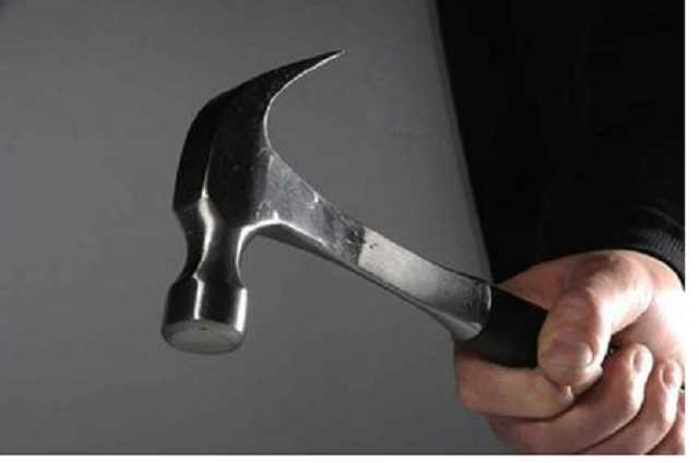 В Киеве на женщину напали с молотком: пострадавшая в больнице