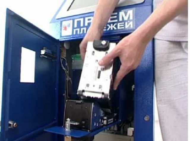 В Киеве на бульваре Перова двое мужчин ограбили терминал самообслуживания