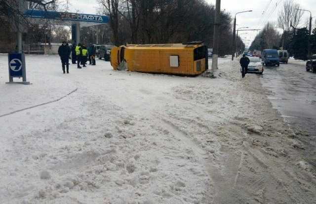 В Запорожье перевернулась маршрутка с 18 пассажирами