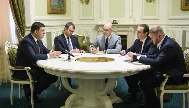 Гройсман поручил выяснить, почему силовики “кошмарят” “Новую почту”