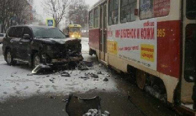 В Харькове Lexus протаранил трамвай