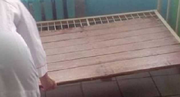 Неврологічне відділення столичної лікарні: Пацієнти після інсульту сплять на ящиках і тумбах у коридорі