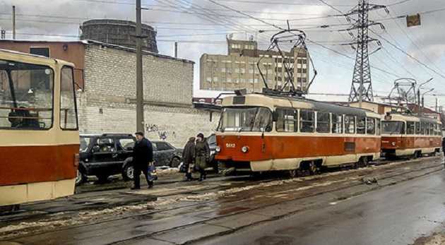 В Киеве влетевшая в Daewoo Lanos фура остановила движение трамваев