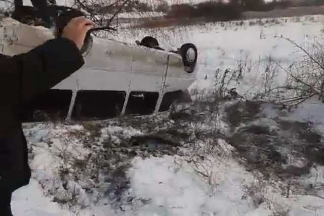 Под Киевом перевернулась маршрутка с пассажирами