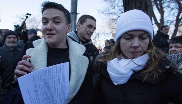 Под Шевченковским судом собираются сторонники Савченко