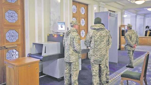 "Пистолет всегда пригодится". Зачем политикам домашние арсеналы