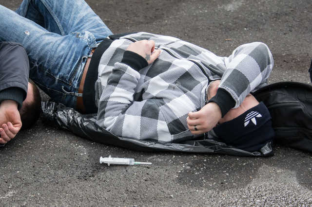 К Министерству здравоохранения принесли похоронные венки и шприцы