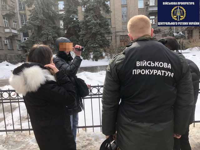 Чиновника секретариата Кабмина поймали на взятке в первый день работы на новой должности