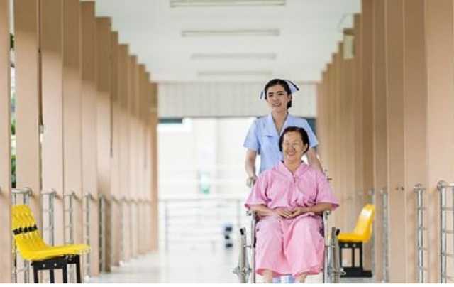 В Польщі українська медсестра може отримувати ставку в 700-800 євро на місяць