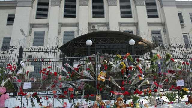 Украинцы принесли цветы и детские игрушки к посольству РФ из-за трагедии в Кемерово