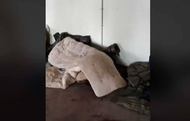 Живем как бомжи: Бойцов ВМС Украины после полигона поселили в заброшенном здании