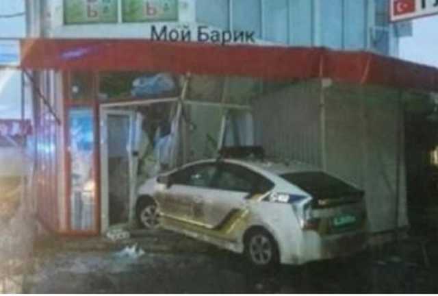 Минус "Prius". В Харькове полиция протаранила палатку на "Барабашово"