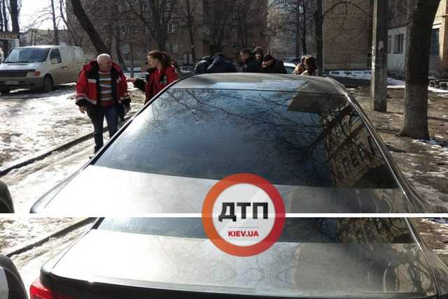 В Киеве владелец припаркованной машины избил водителя скорой, ехавшей на вызов