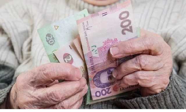 320 тис грн штраф: В українців буде вибір працювати, або отримувати пенсію