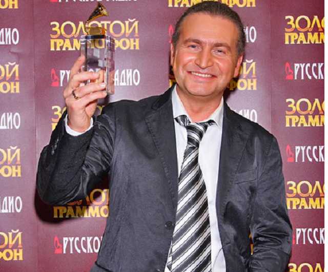 Я - алкоголик: известный российский певец сделал неожиданное признание