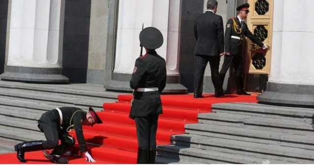 Почему солдаты караула теряют сознание перед Порошенко: названы причины