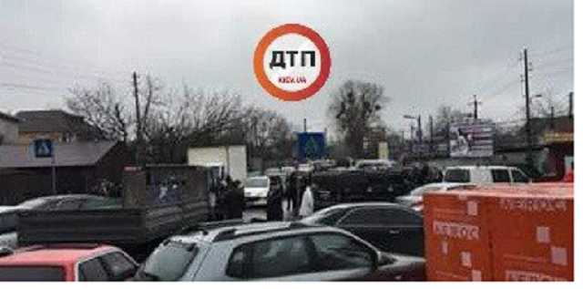 На Осокорках люди перекрыли дорогу из-за отключения света