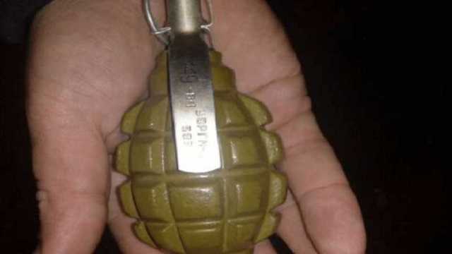 С боевой гранатой и пистолетом пьяный мужчина приставал к людям в Киеве: фото