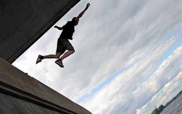 В Киеве с моста спрыгнул мужчина