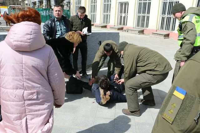 В Одессе на участника Юморины рухнул фрагмент фасада, мужчина потерял сознание