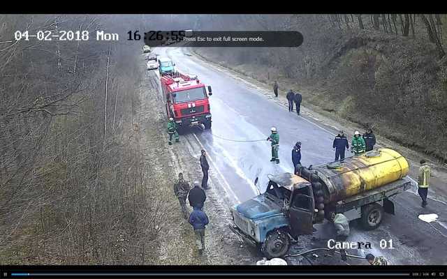 Перевернулся и загорелся: Момент аварии с молоковозом попал на видео