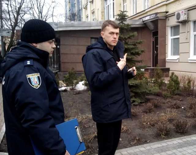 На Печерске в Киеве вандалы украли голубя с памятника “Пламя мира”