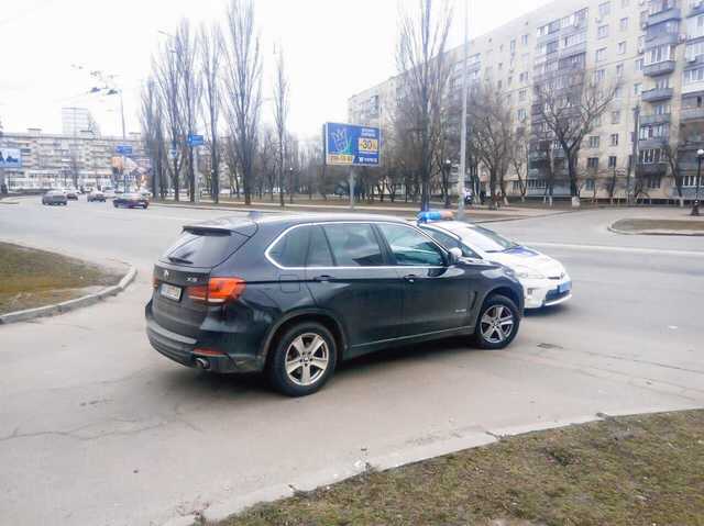 В Киеве неадекватный водитель BMW X5 убегал от патрульных