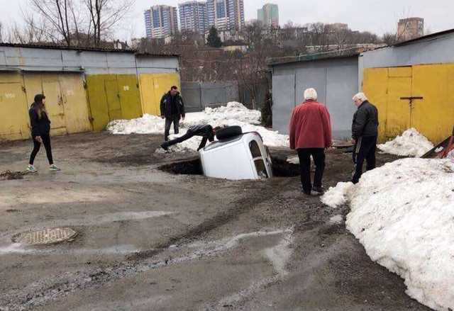 Ніжний ґрунт: автомобілі у Харкові провалилися на усю довжину