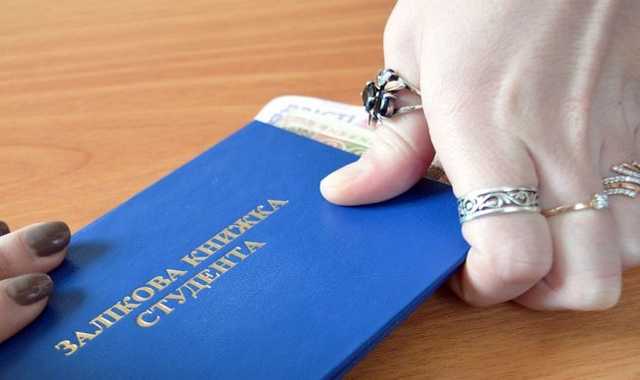 Суд арештував майно викладачки, підозрюваної у хабарництві