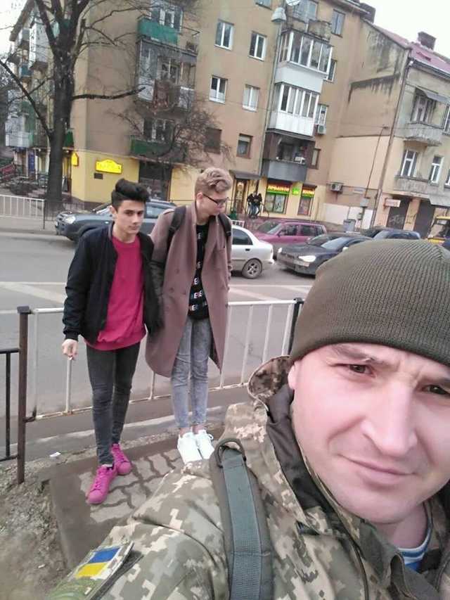 "Я не гомофоб!" Военный объяснился по поводу скандального фото с хипстерами